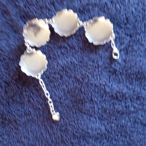 A Turquoise Bracelet with silver and shaped like flowers [new] - Picture 2 of 3